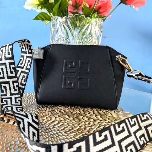 Givenchy - Picture 2 of 15